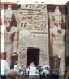 AbouSimbel-entree_2eme_temple.jpg (97133 octets)