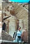 Abou Simbel - Sophie aux pieds de Ramss.jpg (133665 octets)