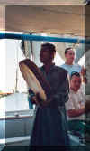 Assouan - chanteur sur felouque.jpg (69266 octets)