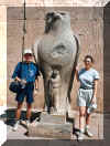 Edfou - Sophie&Marc statue Horus.jpg (132597 octets)