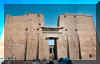 Edfou - entre principale du temple Horus.jpg (253586 octets)