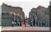 Karnak - porte et statues.jpg (124503 octets)