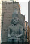 Louxor-statue_Ramses_assis2.jpg (126499 octets)